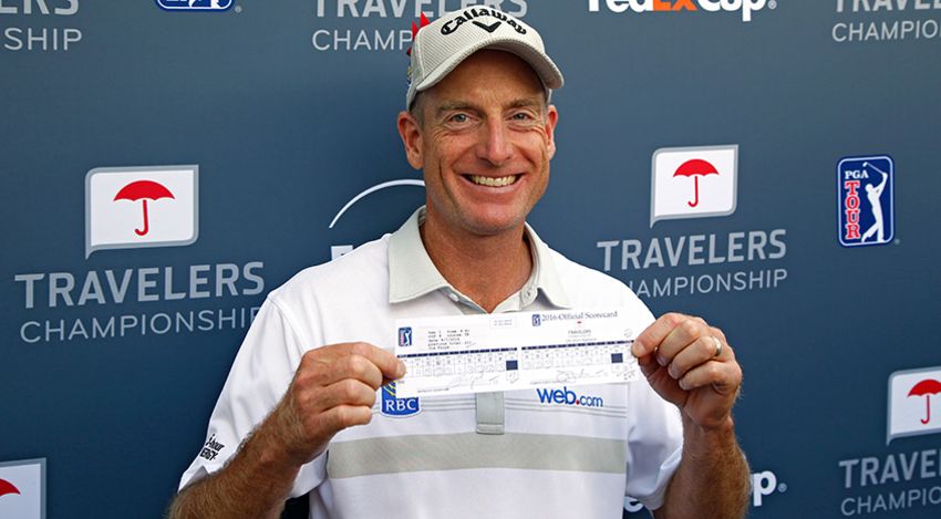 Jim Furyk with the history-making scorecard